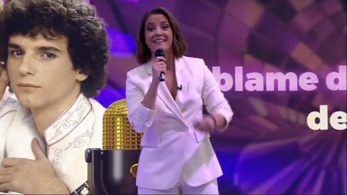 María Casado despide la emisión de Informativos Telecinco con un karaoke en honor a Los Pecos: No me han obligado