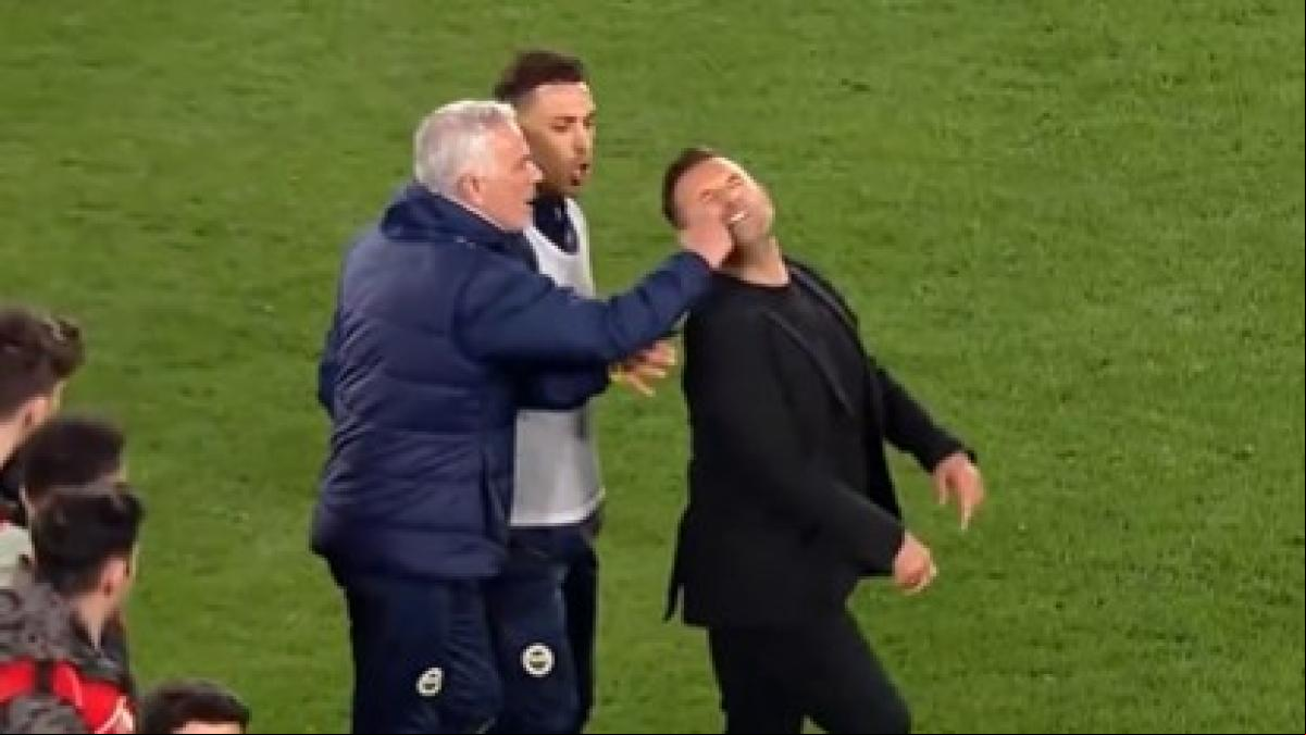 Mourinho se encara y tira de la nariz al entrenador del Galatasaray Mourinho se encara y tira de la nariz al entrenador del Galatasaray