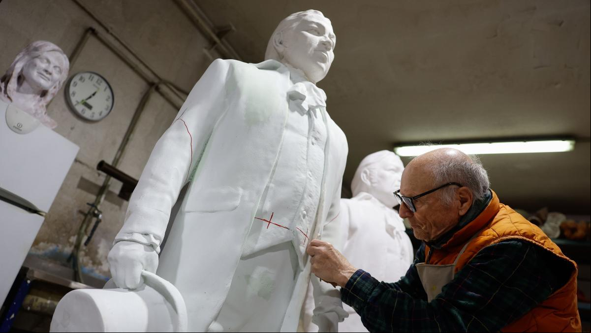 Últimos retoques de Antonio López a la gran escultura de Goya para su casa natal de Fuendetodos