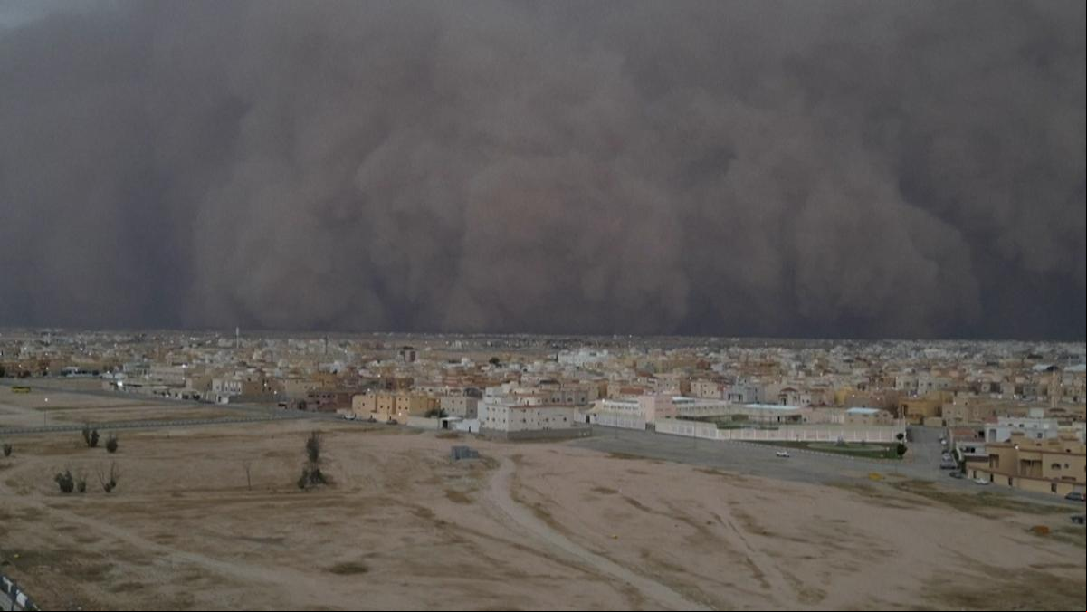 Una gigantesca tormenta de arena engulle una ciudad saudí y obliga al confinamiento