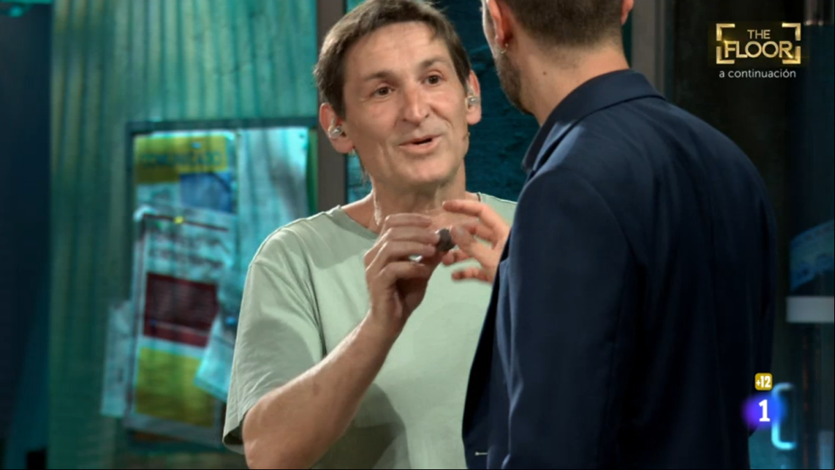 Albert Pla le regala a Broncano “un poquito de Pau Riba”: “Hice un bombón de chocolate con sus cenizas”
