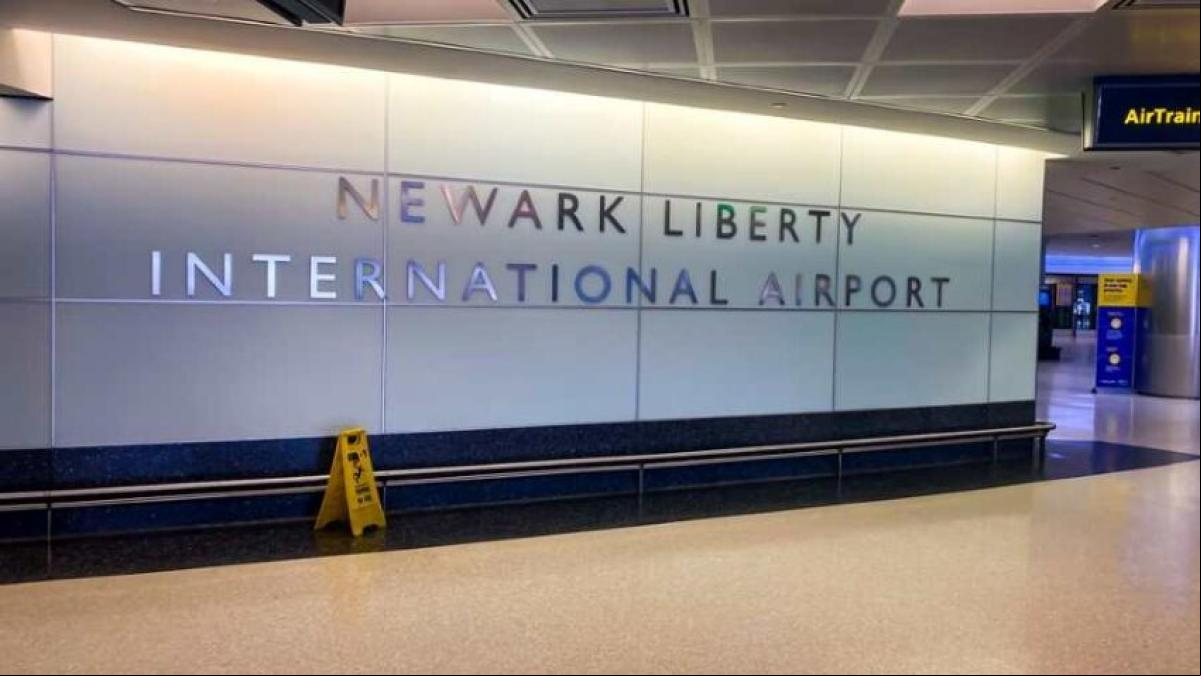 Una cinta transportadora de maletas arrastra a un niño de dos años en el aeropuerto, desaparece y cae un piso hasta la zona de rayos X