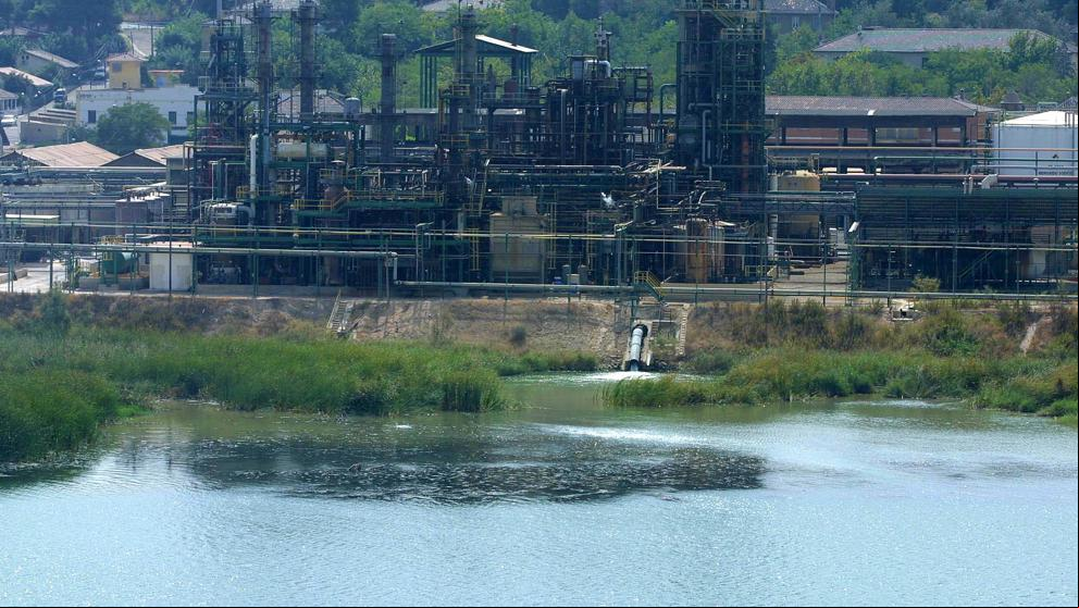 El Gobierno descontaminará el embalse de Flix en marzo de 2019