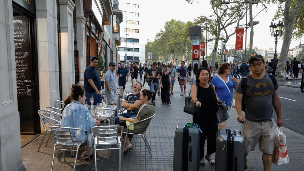 Colau quiere cobrar cuatro veces más por una terraza en la Rambla