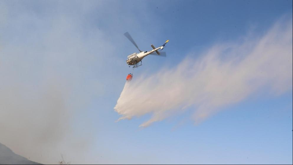 Medio millar de personas sigue trabajando en el fuego de Cadalso