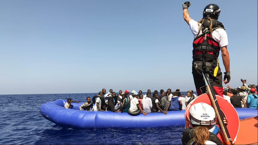 Más de 400 rescatados esperan en el Mediterráneo un puerto de destino