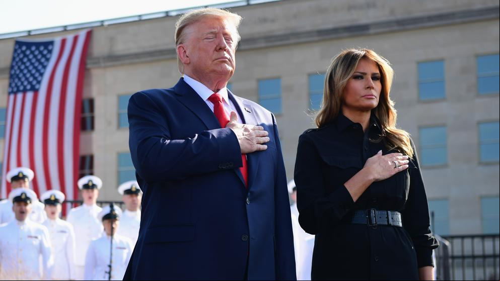 “¿Es una Torre Gemela?” La costura del abrigo de Melania Trump genera polémica en redes