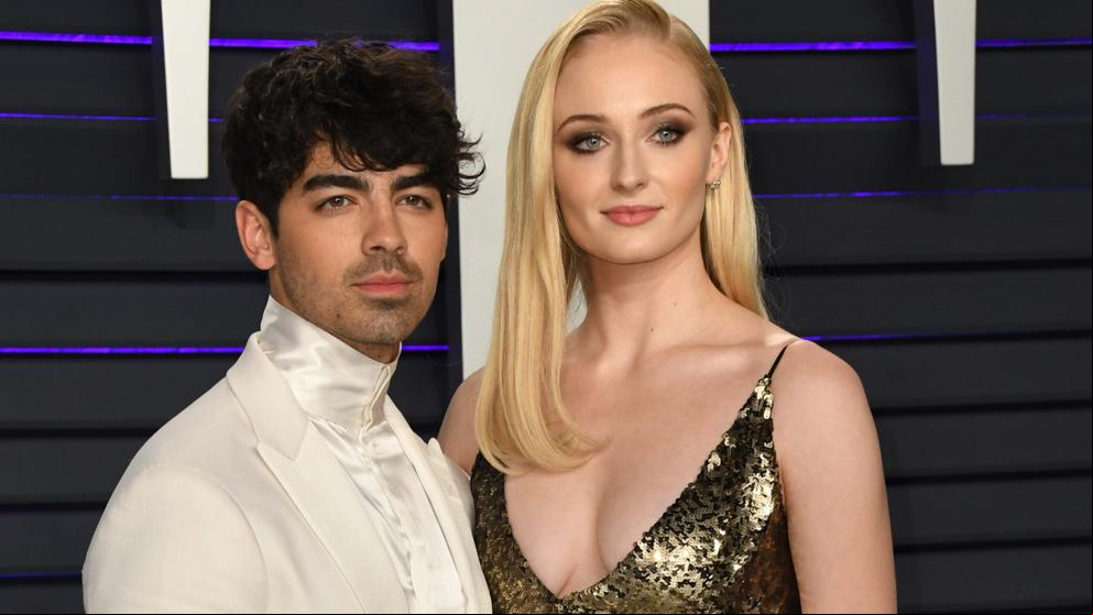 Joe Jonas se tatúa a Sophie Turner en el cuello